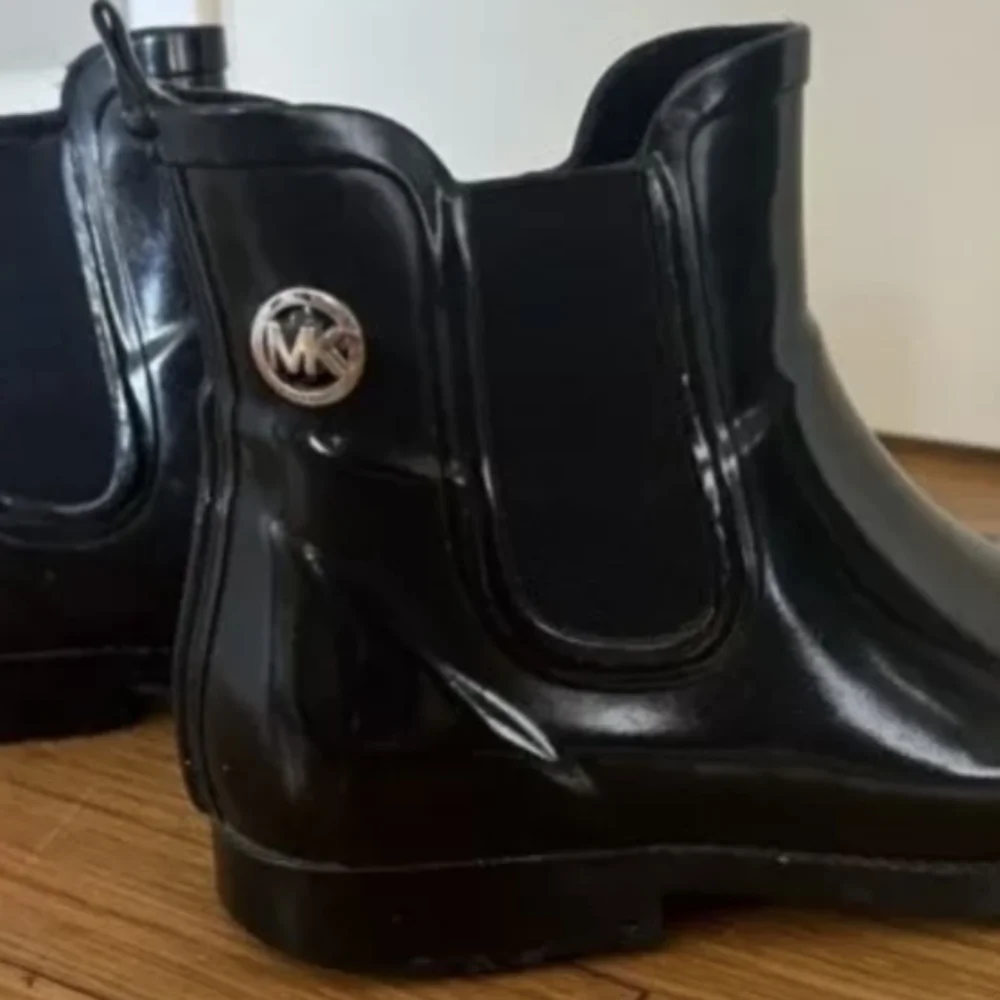 Michael Kors Women's Black Rain Booties Rubber Ankle Boots Size 7 MSRP $99 - Picture 2 of 7
